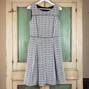 Karl Lagerfeld Paris Guipure sleeveless pleated dress EUC 6